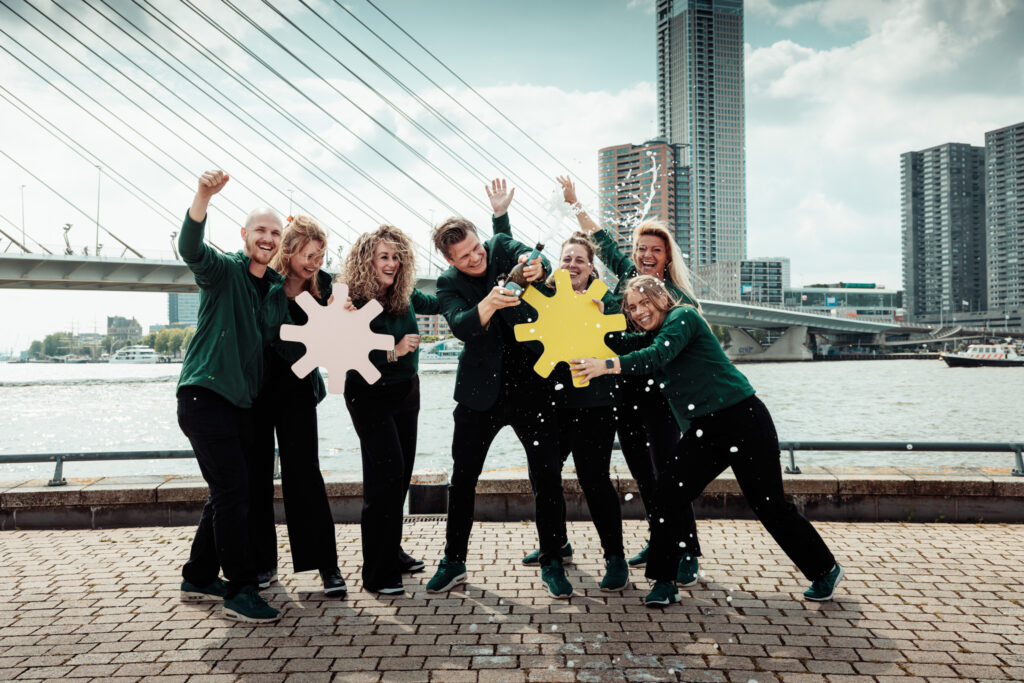 Teamfoto aan de Rotterdamse kade, merkcontent door NATIV Studio